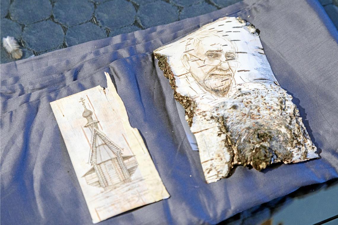 Kreativität als Lebenselixier Sie experimentiert auch mit anderen Techniken und Materialien – beispielsweise mit Birkenholz, in die Zeichnungen geritzt werden.