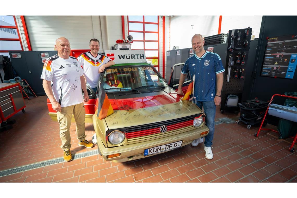 Sie haben schon die passenden Trikots, der Golf auch Tüv: Fabian Bergmann (rechts) mit Techniker Uwe Thom (links) und seinem Schwager Steffen Kurz.