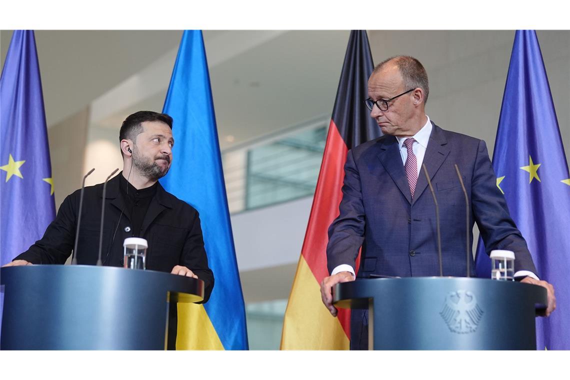 Sie haben sich gegenseitig im Blick: der ukrainische Präsident Wolodymyr Selenskyj und Kanzler Friedrich Merz.