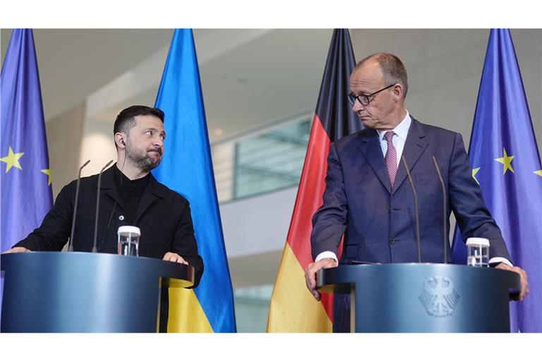 Sie haben sich gegenseitig im Blick: der ukrainische Präsident Wolodymyr Selenskyj und Kanzler Friedrich Merz.