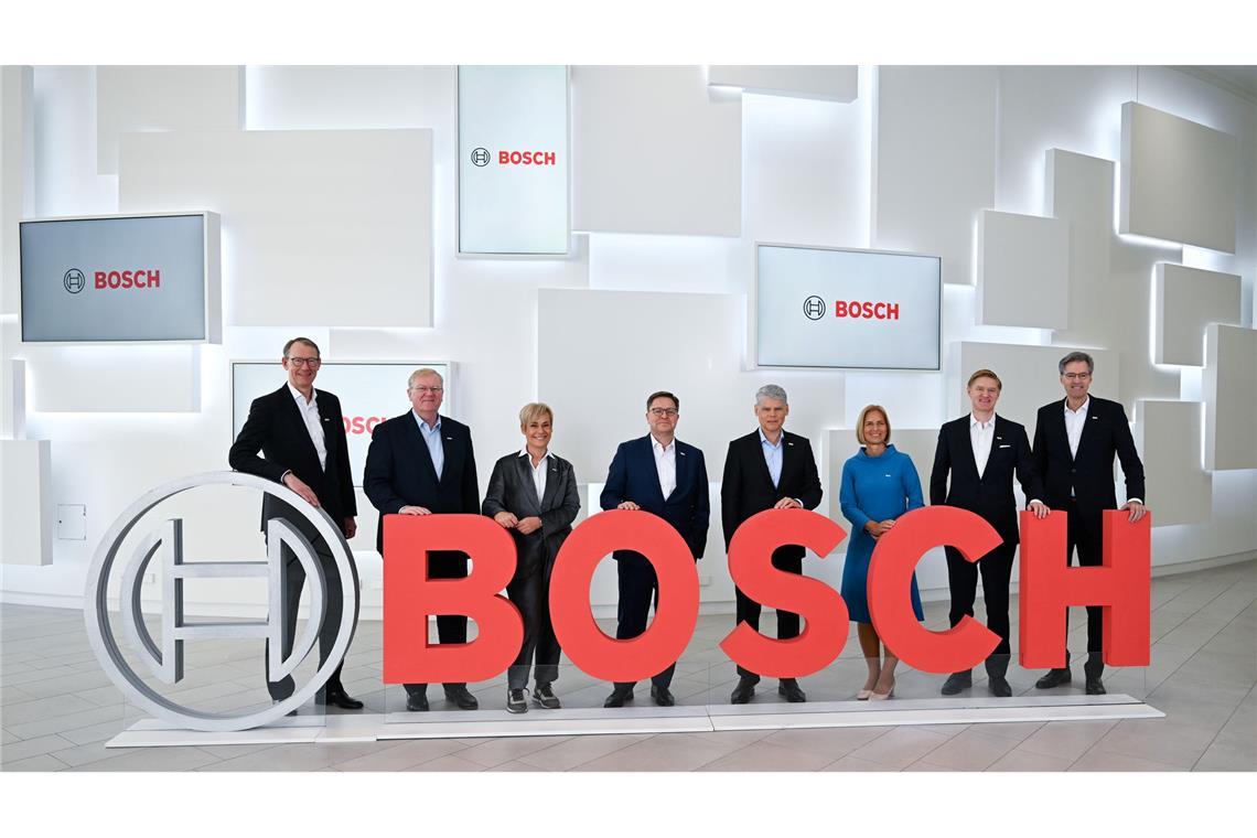 Stellenabbau droht: Bosch will bis 2030 Milliarden sparen Sie haben Sparmaßnahmen in Milliardenhöhe angekündigt: Arbeitsdirektor Stefan Grosch (4.v.l.) und Mobilitätschef Markus Heyn (r). (Archivbild)