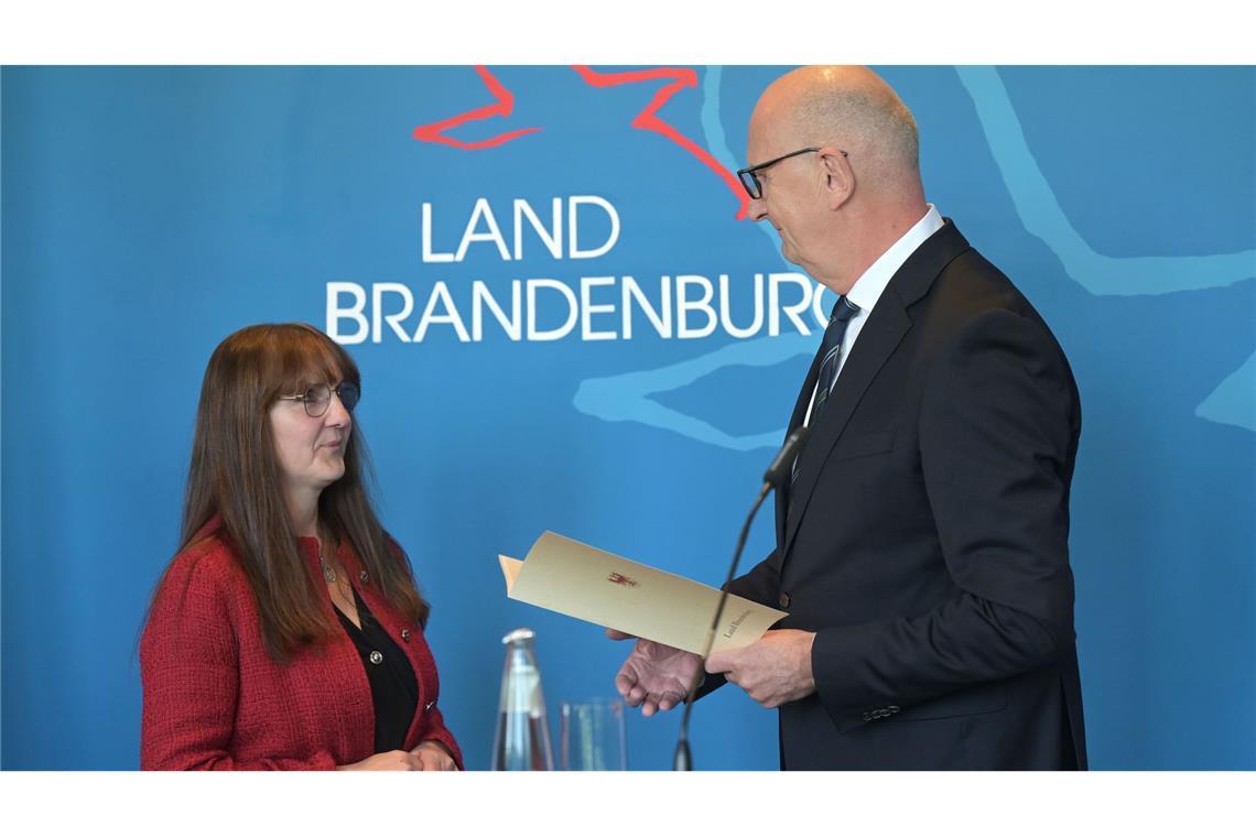 "Traum begraben" - Brandenburgs Innenministerin tritt zurück Sie hat ihren Rücktritt erklärt: Brandenburgs Innenminiserin Katrin Lange (SPD) bekommt aus den Händen von Ministerpräsident Dietmar Woidke die Entlassungsurkunde.