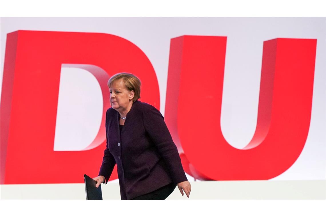 Sie kehrt nach langer Abwesenheit zurück. Angela Merkel wird in der ersten Reihe sitzen, wenn Merz redet.