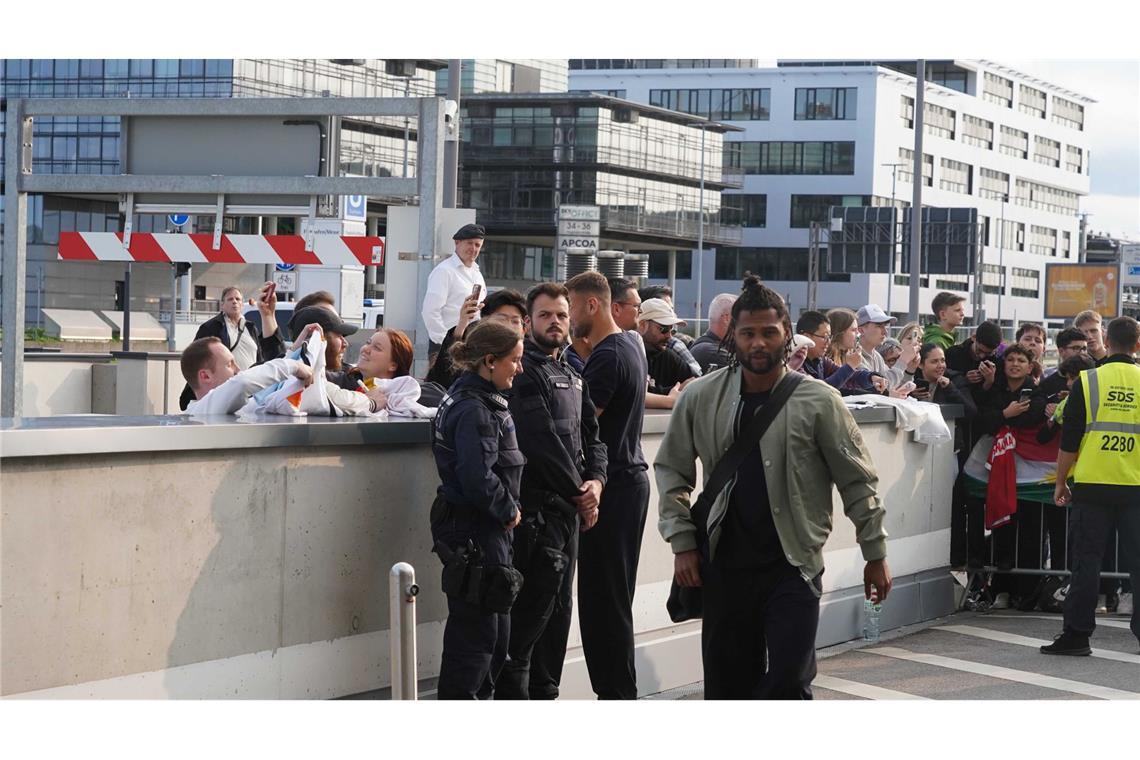 DFB-Elf trifft am Hotel in Stuttgart an – Empfang mit Jubel Sie konnten einige Blicke auf die Stars erhaschen.