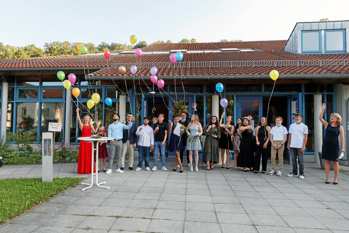 Sie lassen Luftballons ziehen, später werden sie es selbst tun: die Zehntklässler, die ihren Abschluss in der Festhalle feierlich begangen haben – mit Rektorin Martina Mayer (rechts).