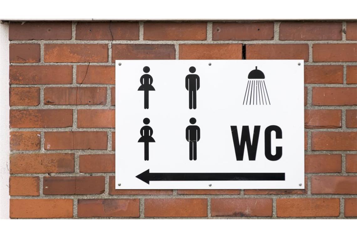 Sie müssen mal? Dann bitte hier und nicht im Wasserbecken! Hinweisschild auf ein WC in einem öffentlichen Freibad.