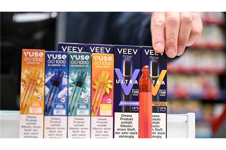 Sie sind bunt designt und haben Geschmacksrichtungen wie "Watermelon Ice" oder "Classic Mint": Einweg-E-Zigaretten von Philip Morris (Marke Veev) und British American Tobacco (Vuse).