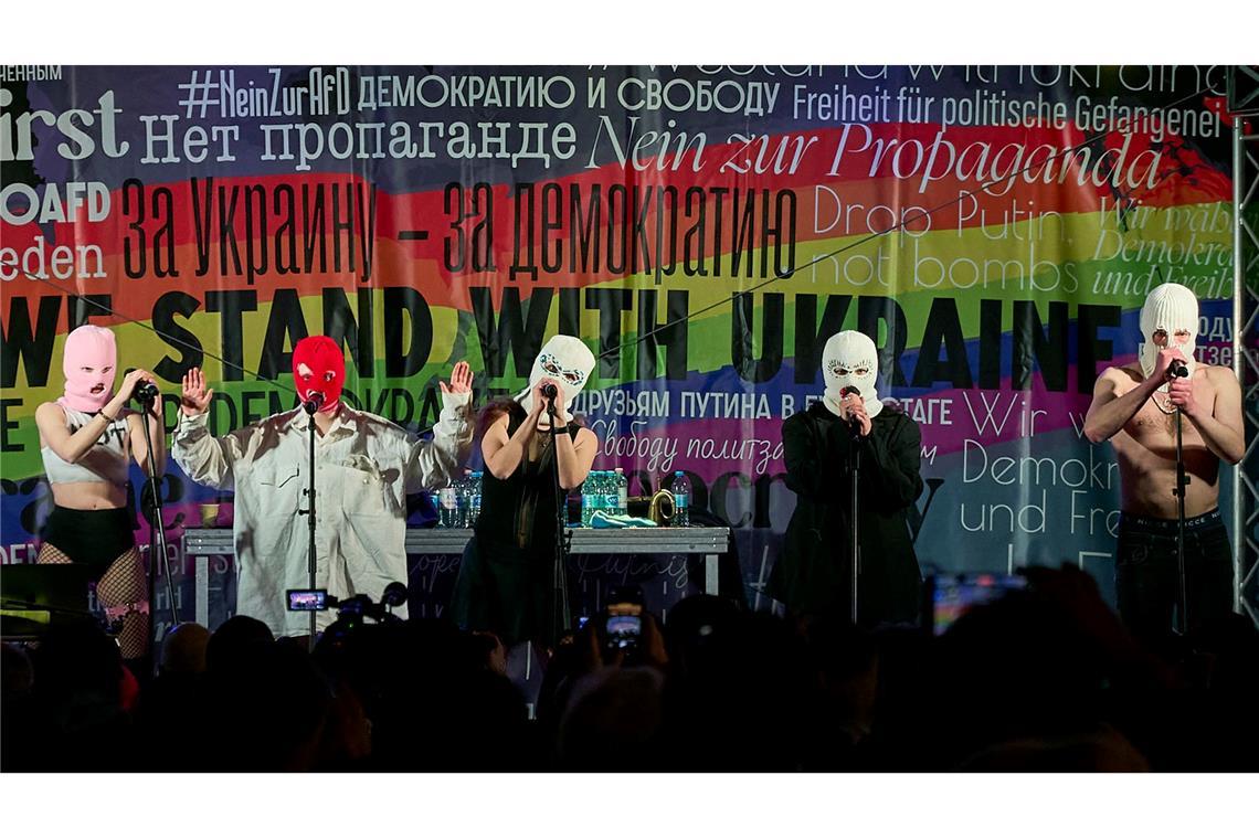Bilder des Tages Sie sind immer noch wild und immer noch wütend. Beim Konzert der Band Pussy Riot gegen den Krieg in der Ukraine am Brandenburger Tor stehen Bandmitglieder mit Stoffmasken auf der Bühne.