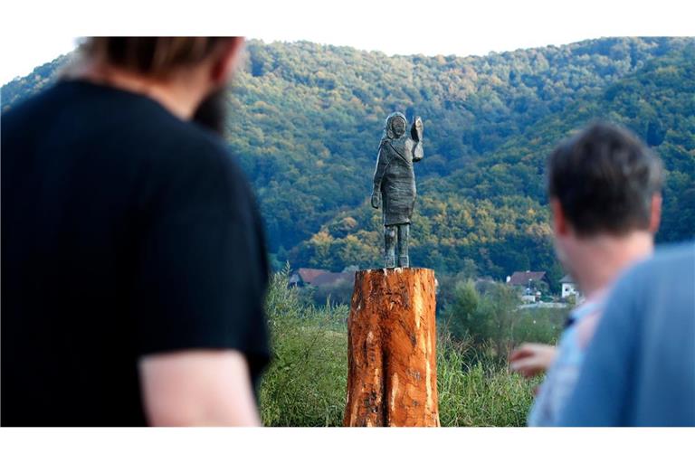Sie sollte US-Präsidentengattin Melania Trump darstellen: Eine letzte Woche zerstörte Bronzeskulptur auf einem Baumstumpf am Ufer der Save unweit ihres Heimatorts Sevnica