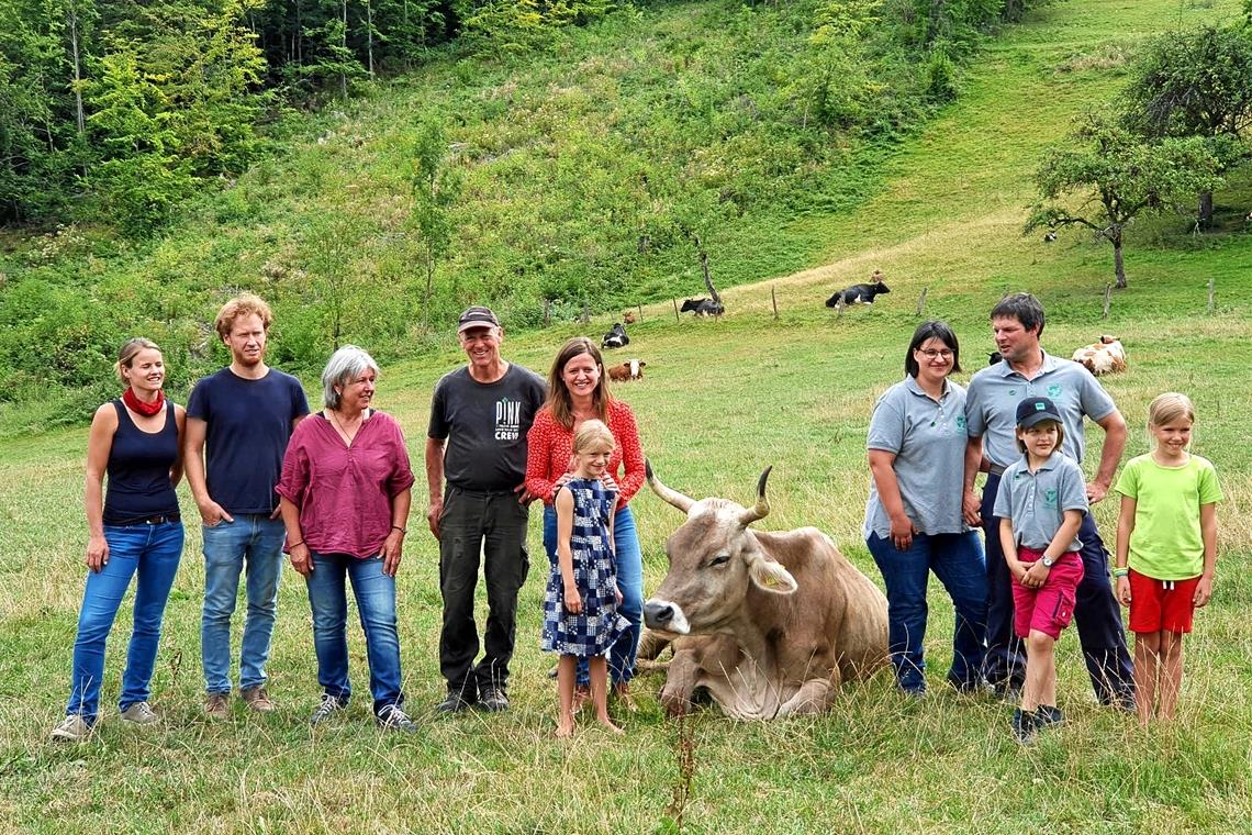 Bruderkalb-Initiative Hohenlohe holt Bundespreis Sie stehen für die Engagierten der Bruderkalb-Initiative Hohenlohe (von links): Julia Rupp und Julian Klopfer, Michaela Amann und Joachim Weber-Amann, Initiatorin Anja Frey mit ihrer Tochter Ida sowie Sabine und Oliver Herz mit ihrer Tochter Julia und Idas Freundin Elea Walter. Foto: F. Frey-Gogolin