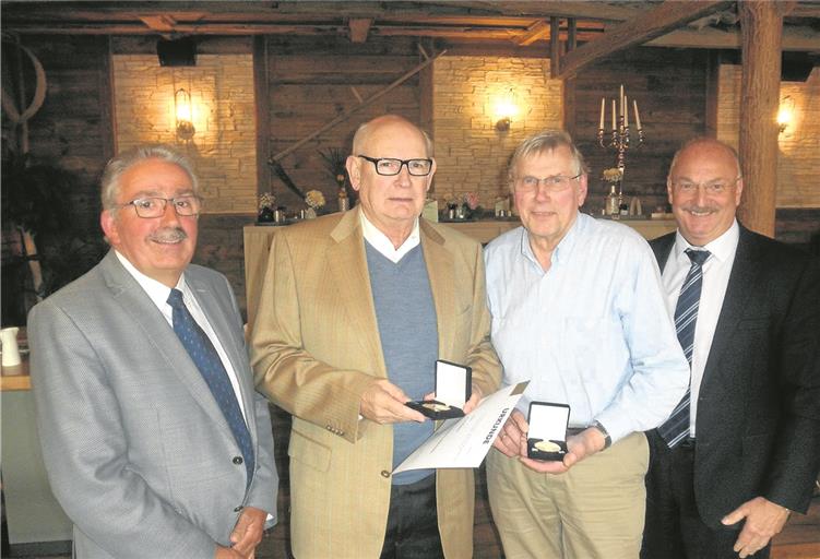 Sie stehen für ein halbes Jahrhundert Mitgliedschaft im Dehoga: Vorsitzender Michael Matzke, die Jubilare Rolf Käßer und Wolfgang Bunk sowie der stellvertretende Hauptgeschäftsführer Joachim Schönborn (von links). Foto: privat