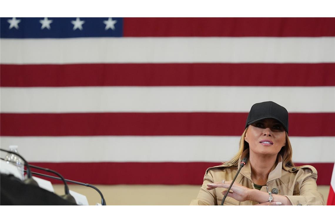 First Lady Melania trägt Armband aus Sturzflut-Camp Sie versprach, wiederzukommen.
