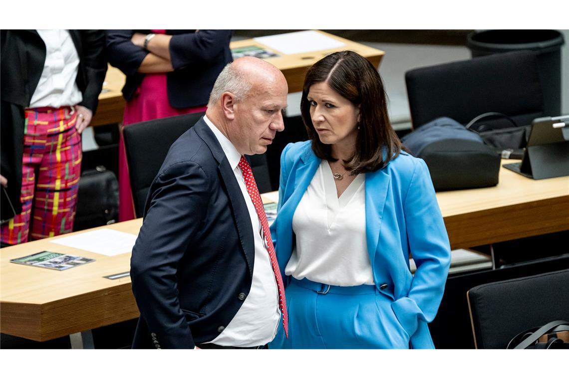 Sie war seine Tennispartnerin: Wegner spricht in einer Sitzung des Abgeordnetenhauses mit Günther-Wünsch.