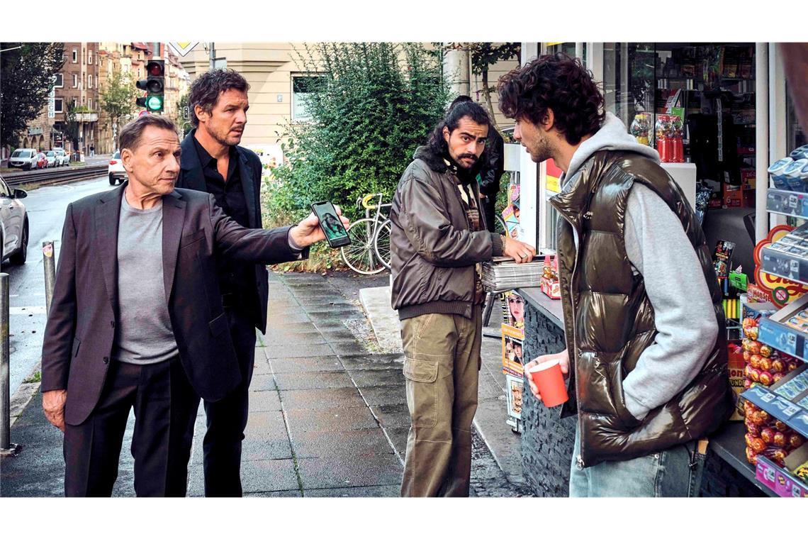 Sie will am Kiosk Zigaretten kaufen.