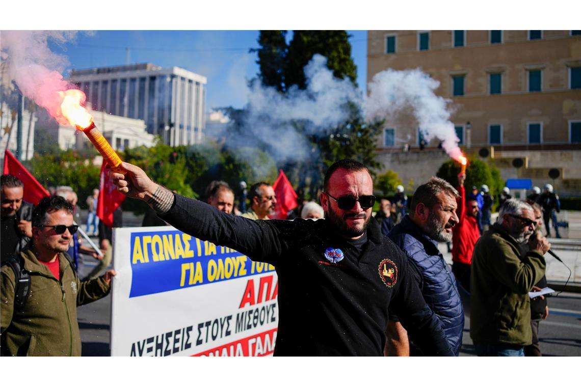 Landesweite Streiks - Demos in Griechenland Sie wollen "in Würde leben": Demonstranten vor dem griechischen Parlament