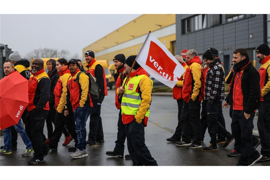 Warnstreiks in Paketzustellung: Manche Pakete bleiben liegen Sie wollen mehr Geld und bessere Arbeitsbedingungen: Postler im Warnstreik.