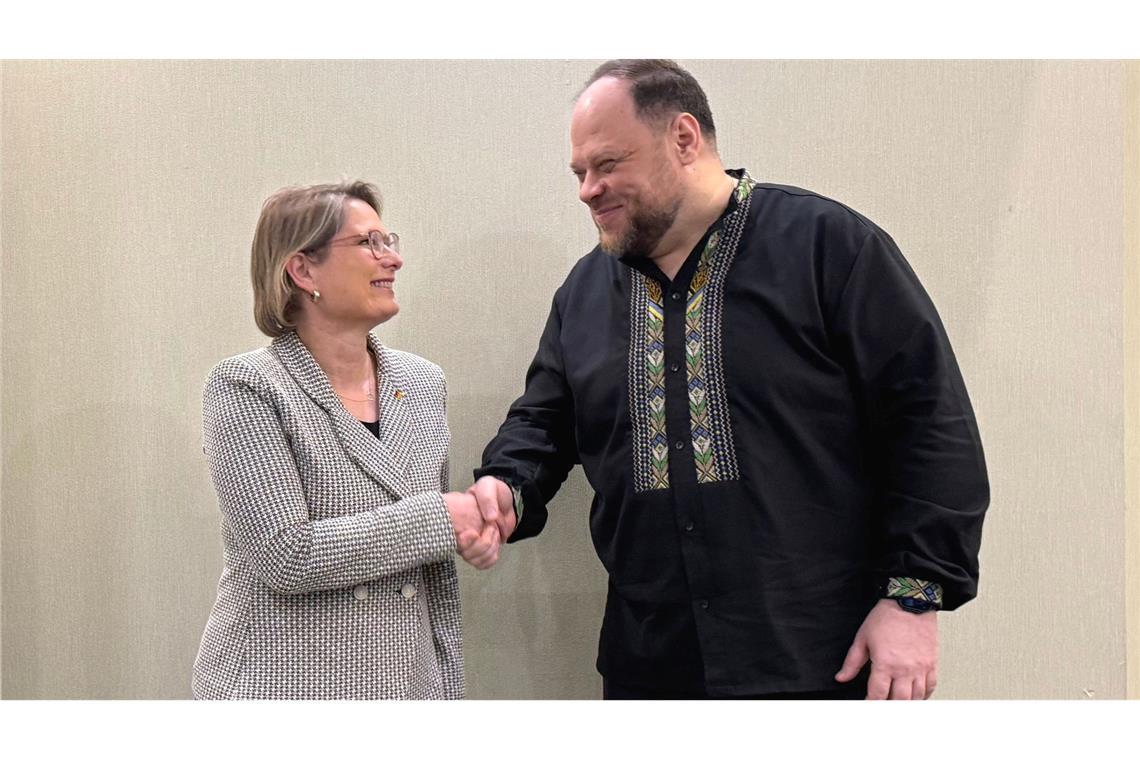 Sie wünsche der Ukraine "Freiheit, Selbstbestimmung und vor allem einen gerechten Frieden", sagt die Ministerin.