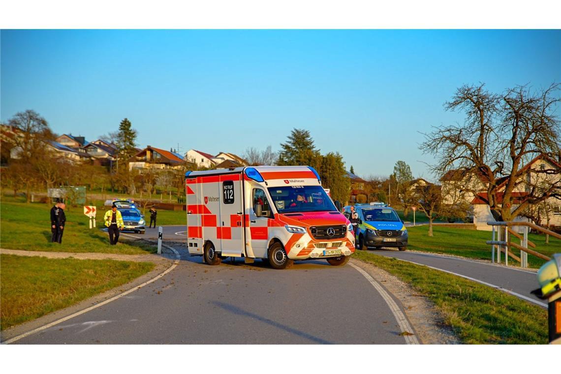 22-Jähriger verliert Kontrolle – Polestar überschlägt sich mehrfach Sie wurden mit leichten Verletzungen in ein Krankenhaus gebracht.