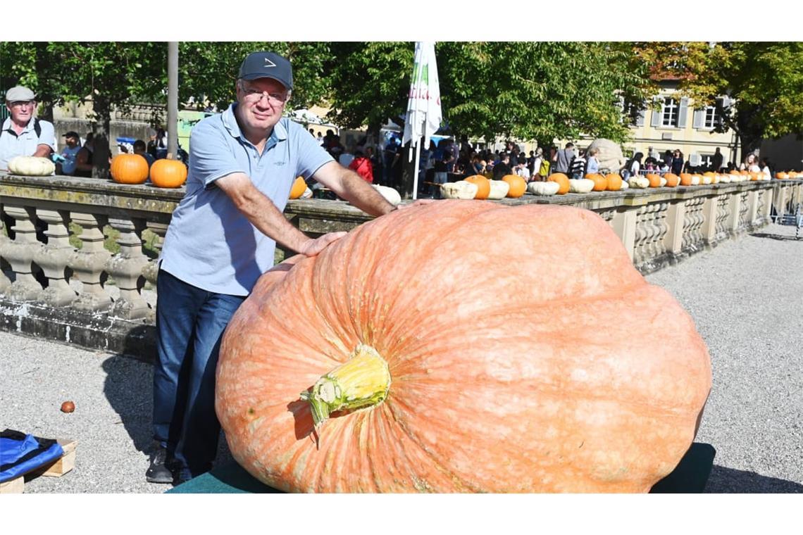 Sieger Matthias Würsching neben seinem Gewinnerkürbis.
