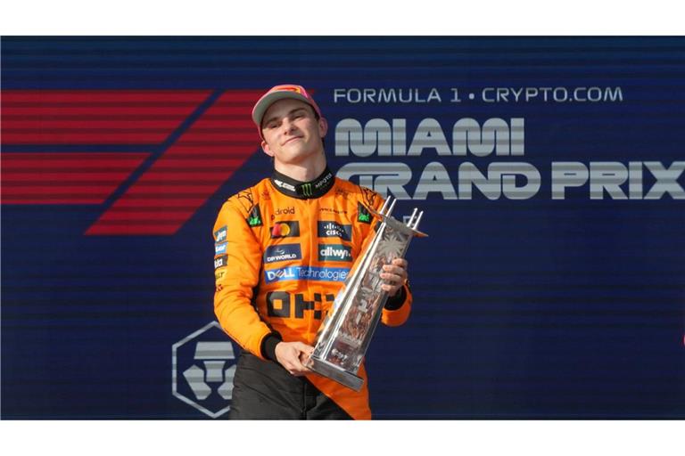 Sieger Oscar Piastri aus Australien vom Team McLaren zeigt seine Trophäe nach dem Grand Prix von Miami.