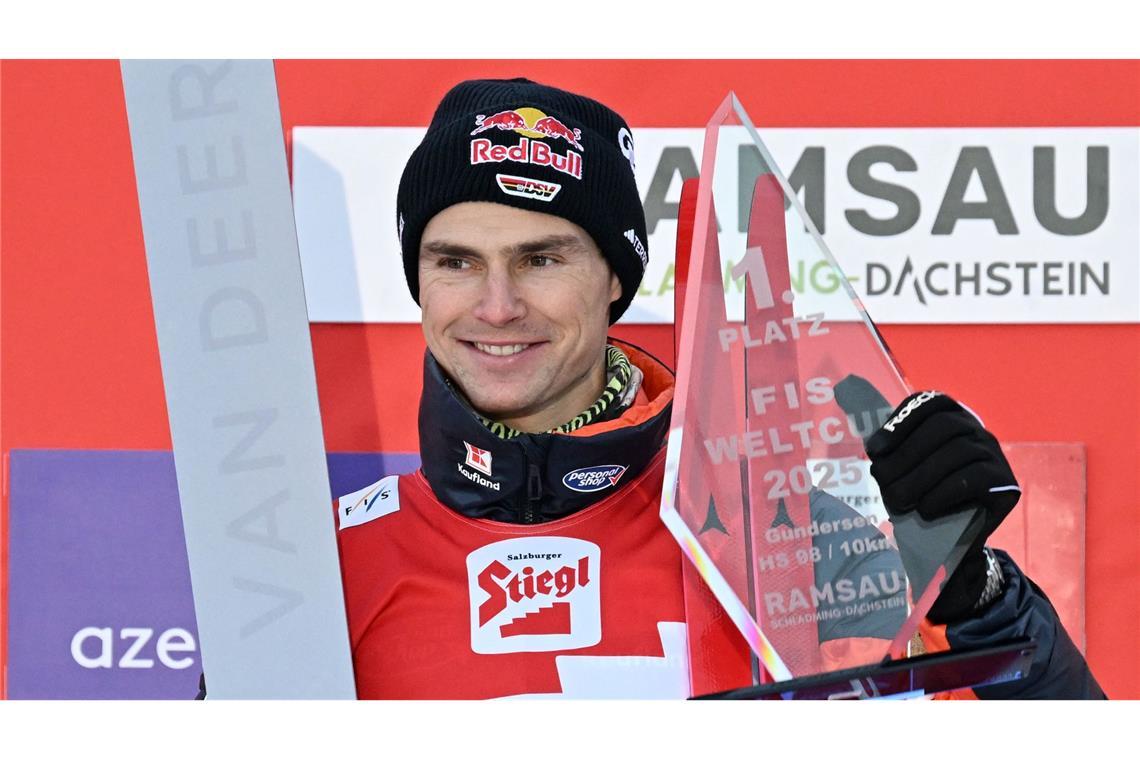 Sieger Vinzenz Geiger aus Deutschland steht beim Weltcup in Ramsau nach dem Gundersen Langlauf Wettbewerb über 10 km der Männer auf dem Podium - er bescherte den deutschen nordischen Kombinierern den ersten Saisonsieg