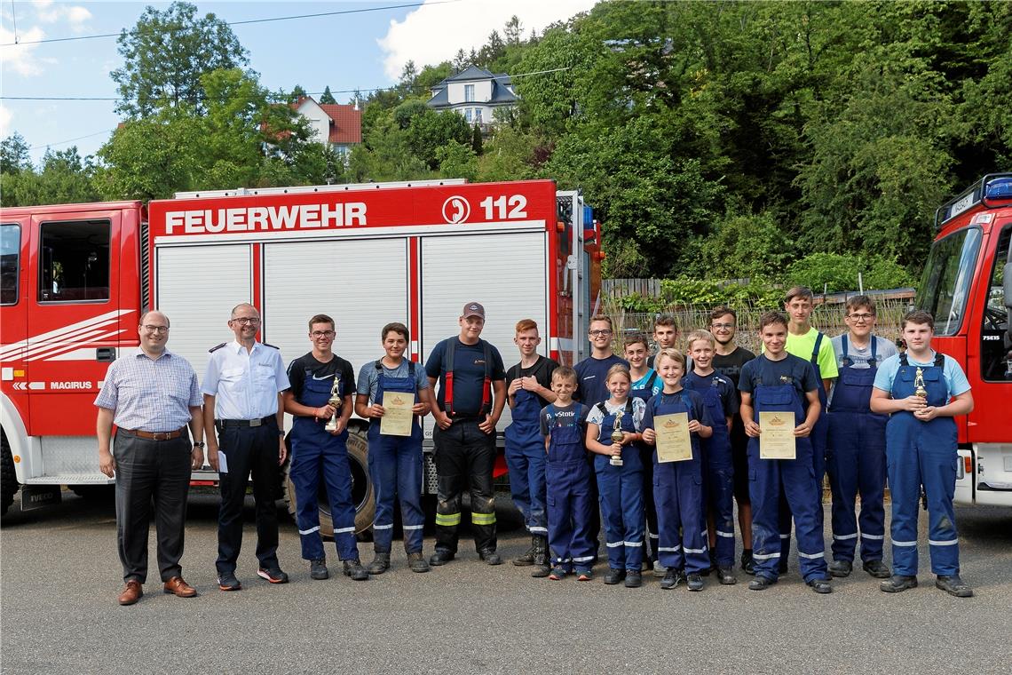 Siegerehrung mit (von links) Bürgermeister Armin Mößner und Kreisfeuerwehrjugendwart Frank Luckenbach für den Orientierungsfahrmarsch mit den ersten drei Jugendfeuerwehrmannschaftsgruppen Sulzbach an der Murr 1, Alfdorf 3 und Burgstetten 1. Foto: Jörg Fiedler