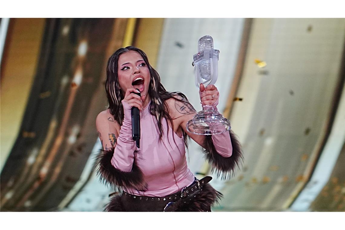 Siegerin Dara aus Bulgarien mit dem Titel "Bangaranga" jubelt mit der Trophäe im Finale des 70. Eurovision Song Contest (ESC) in der Wiener Stadthalle.