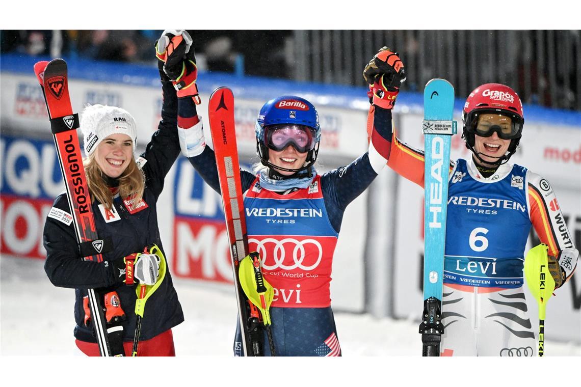 Weltcup: Slalomfahrerin Dürr wird Dritte in Levi Siegerin Mikaela Shiffrin (Mitte), Katharina Liensberger (links) und Lena Dürr auf Platz drei (rechts) jubeln in Levi.