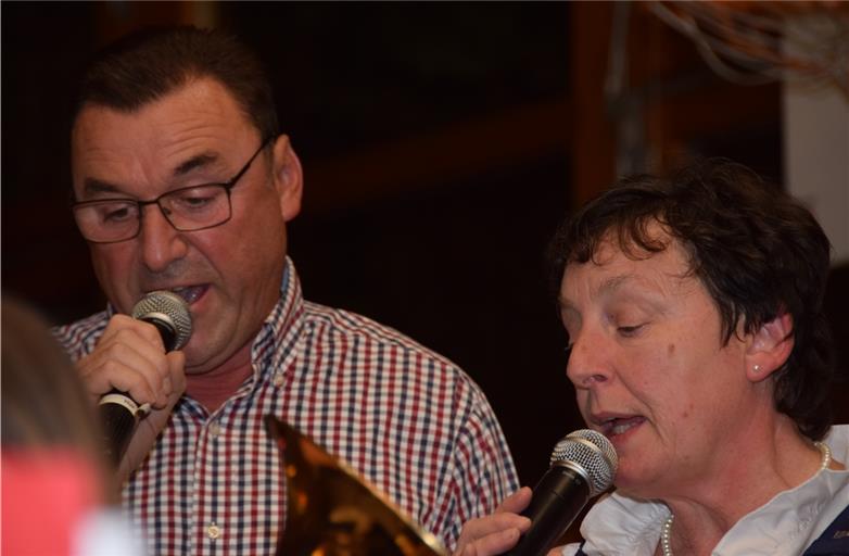 Siegfried Bruss und Doris Scholl vom Fornsbacher Gesangverein harmonieren perfekt und bereichern das musikalische Weindorf zum zweiten Mal durch einen gemeinsamen Auftritt mit dem Blasorchester des Musikvereins Fornsbach. Foto: E. Klaper