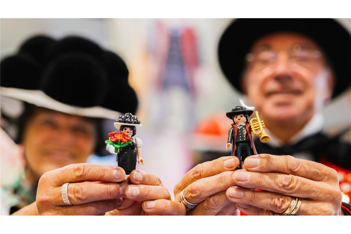 Siegfried Eckert (r), Bürgermeister der Gemeinde Gutach, und seine Lebensgefährtin Bruni Schweizer (l) präsentieren das neue Playmobil-Set.