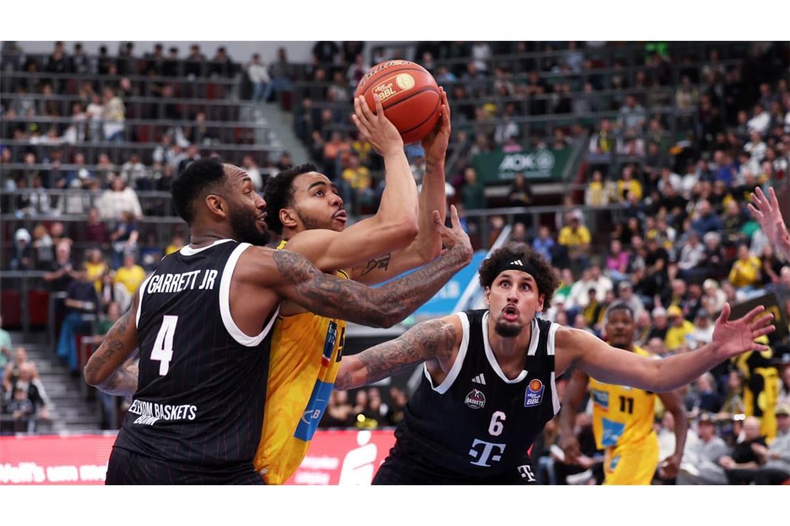 Siegreich: die MHP Riesen um Ishmael Leggett (Mi.) gegen die&nbsp;Telekom Baskets aus Bonn