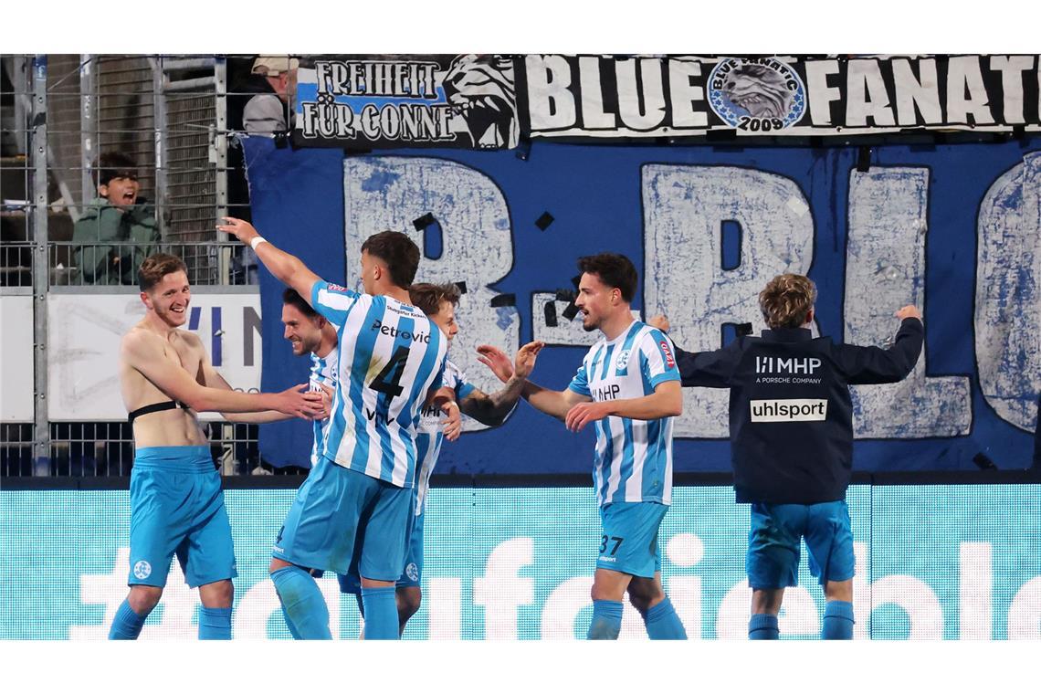 Späte Joker-Tore lassen die Blauen jubeln Siegtorschütze Meris Skenderovic (li.) feiert mit seinen Mitspielern vor dem B-Block.