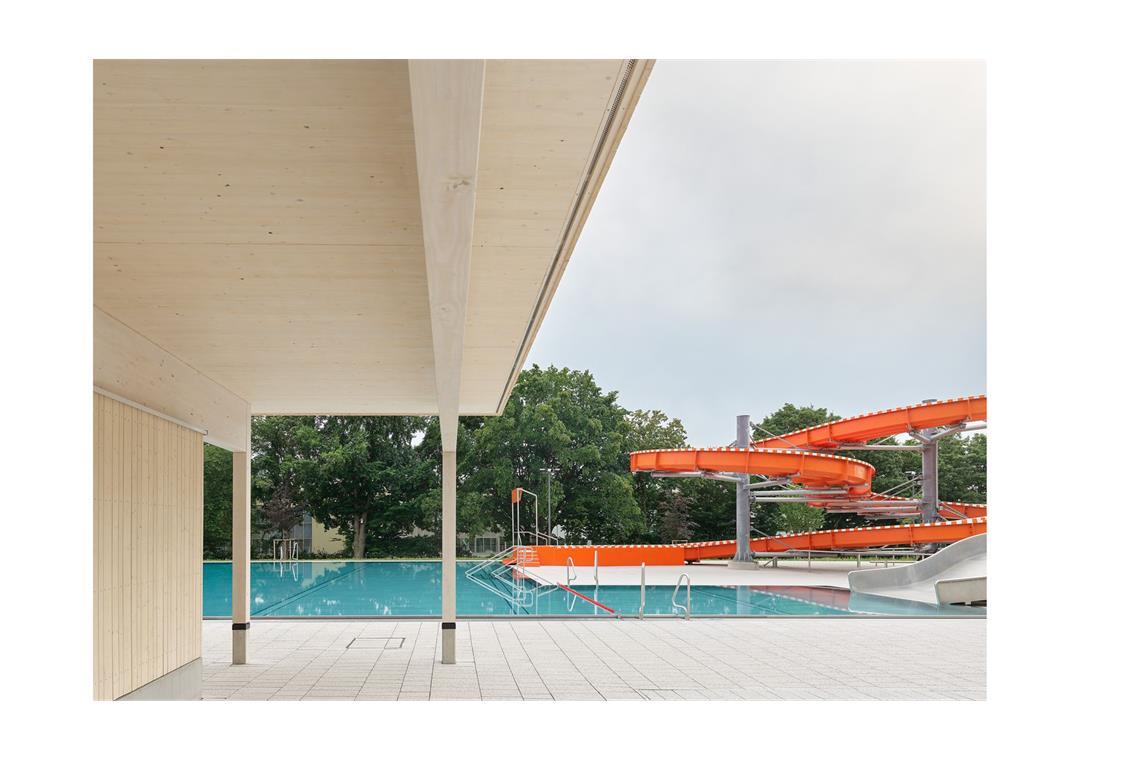 Sieht selbst bei bedecktem Himmel fröhlich aus: Das Freibad in Biberach, neu gebaut von den Stuttgarter ASP Architekten. Geöffnet montags 7-8 Uhr für Frühschwimmer, sowie täglich ab 9 Uhr. Adresse: Memminger Straße 1, 88400 Biberach an der Riß. Bei schlechtem Wetter ist das Freibad geschlossen. Die Badegäste können ins nahe gelegene Hallensportbad ausweichen.