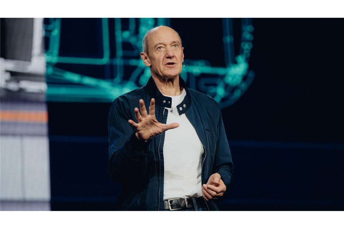 Siemens-CEO Roland Busch eröffnet mit seiner Keynote-Ansprache die Technikmesse CES 2026 und kündigt mehrere Initiativen zum KI-Einsatz in der Industrie an.