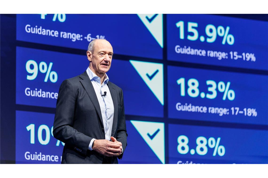 Siemens hat unter Konzernchef Roland Busch das dritte Jahr in Folge mit einem Rekordgewinn beendet.