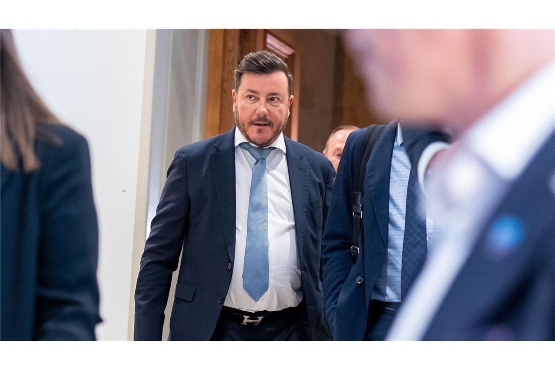 Untersuchungshaft für Ex-Milliardär Benko verlängert Signa-Gründer René Benko bleibt weiter in Untersuchungshaft.