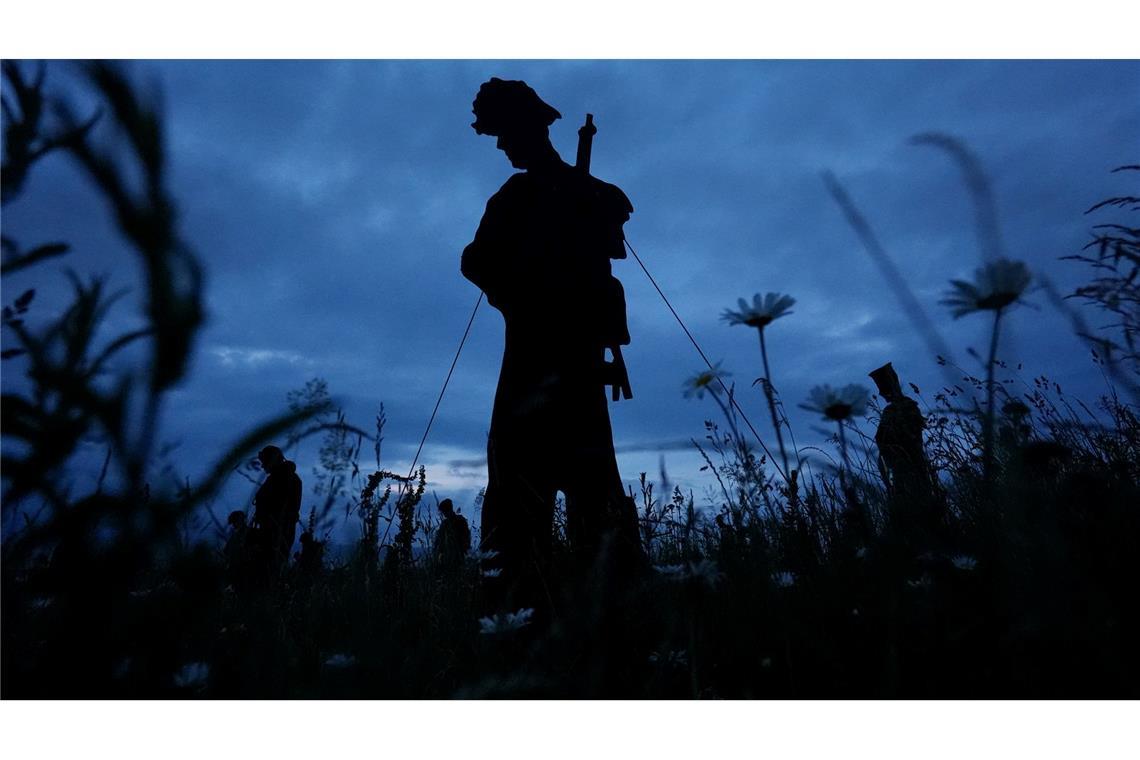 Bilder des Tages Silhouetten von "Standing with Giants" bilden die Installation "For Your Tomorrow" am britischen Normandie-Denkmal am Gold Beach, vor dem 81. Jahrestag des D-Day.