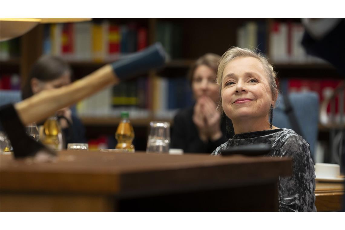 Aufgespießter Anwalt Silke „Albrecht“ Haller (Christine Urpruch) amüsiert sich über Dr. Boernes eindringliche Darstellung der Betrugsmaschen und seine dramatische Demonstration beim Seminar über Versicherungsbetrug. Sie schätzt seinen Enthusiasmus und die intensive Art seiner Präsentation.