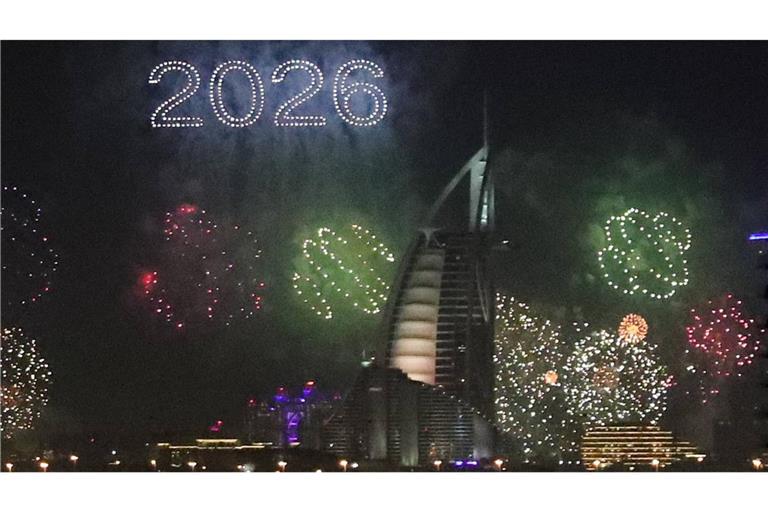 Silvester am Burj Al Arab: Da war die Luxus-Welt der Schönen und Reichen in Dubai noch in Ordnung. Drei Monate später beginnt sie plötzlih zu wanken. Denn: Es herrscht Krieg.