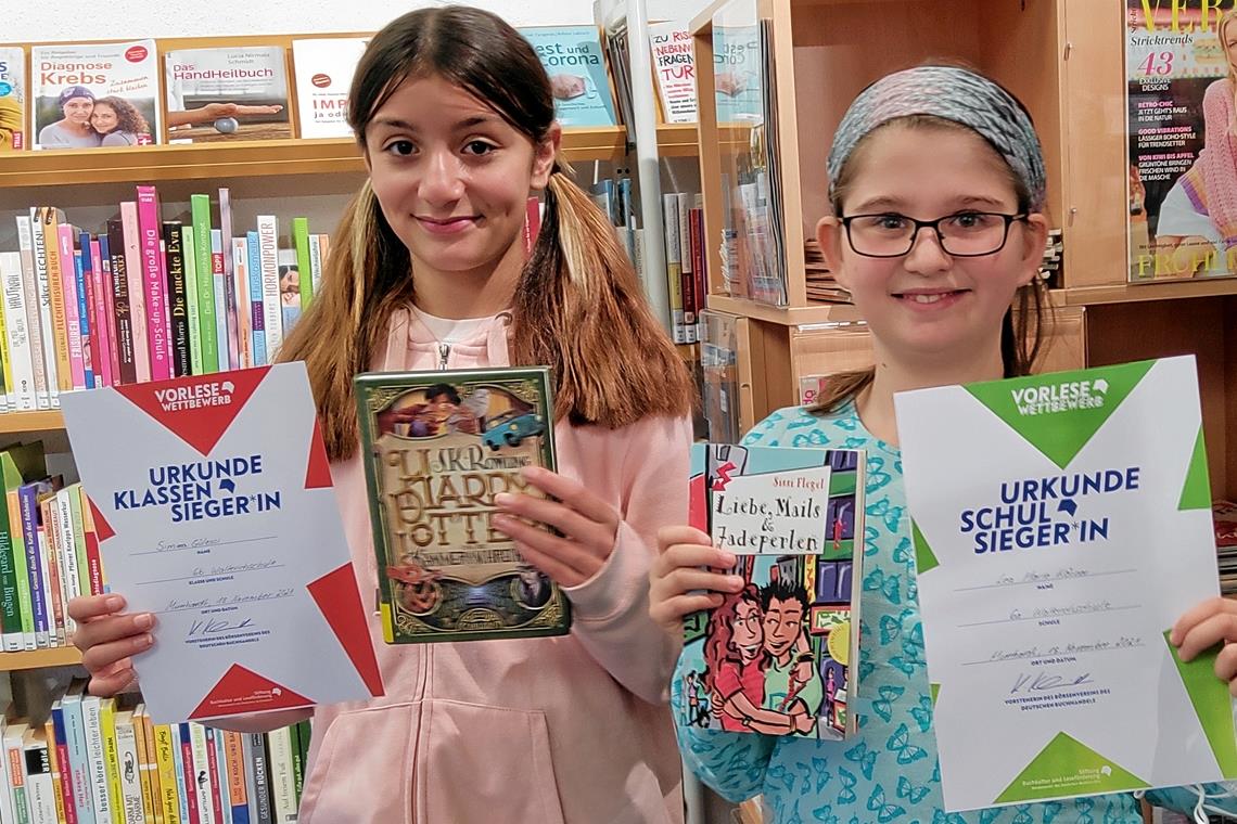 Duell zweier begabter Vorleserinnen Simirna Gülesci und Lea Marie Körner (von links) haben nicht nur die Szenen aus ihren mitgebrachten Büchern klasse gelesen, sondern auch die fremde Passage eines Jugendbuchs, das Silke Peter von der Stadtbücherei ausgesucht hatte. Foto: Stadtbücherei