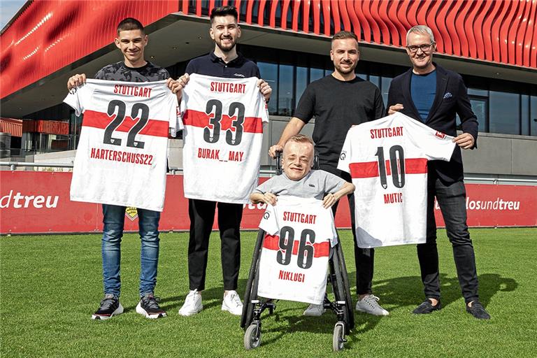 Simon Zügel blickt zusammen mit Burak May, Niklas Luginsland, Deni Mutic und VfB-Vorstandsvorsitzendem Alexander Wehrle (von links) zuversichtlich der neuen E-Sport-Saison in der Virtuellen Bundesliga entgegen. Foto: VfB Stuttgart