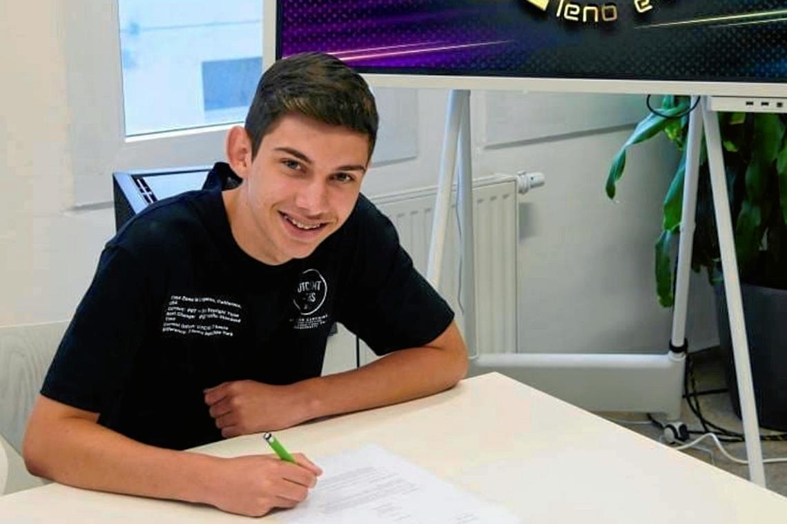 E-Sportler macht Schritt nach oben Simon Zügel ist die Freude beim Unterschreiben des Profivertrags deutlich anzusehen. Foto: Leno E-Sports