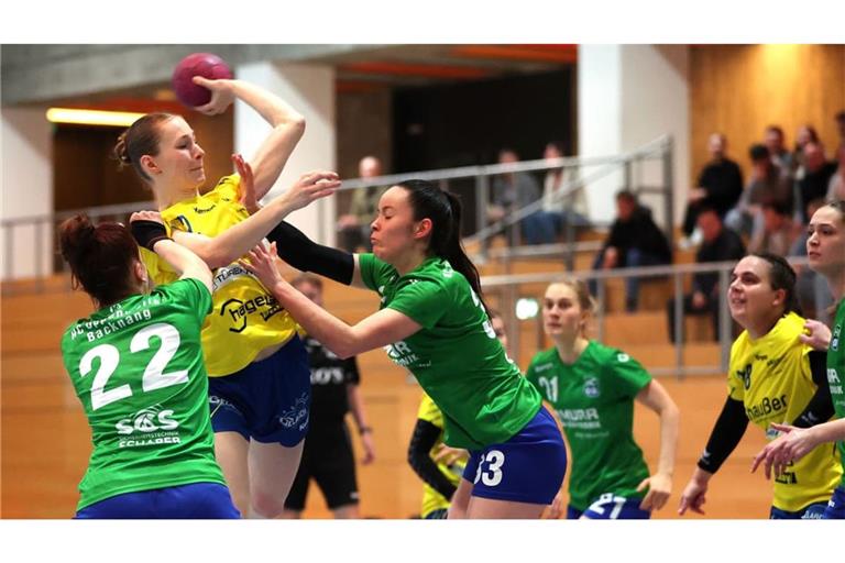 Simona Schmaderer (mit Ball/im Spiel gegen die HC Oppenweiler/Backnang) erzielte den Ausgleich kurz vor Schluss und war treffsicherste Spielerin der Wildcats.