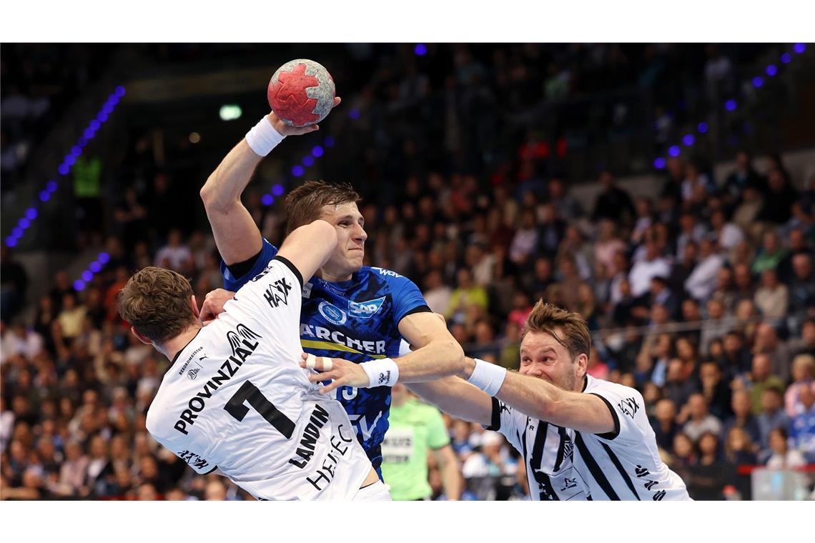 Simone Mengon versucht sich gegen die THW-Abwehr durchzusetzen.