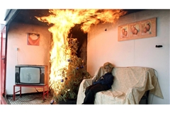 Simulation eines Wohnungsbrandes verursacht durch einen Weihnachtsbaum in München (Archivfoto).