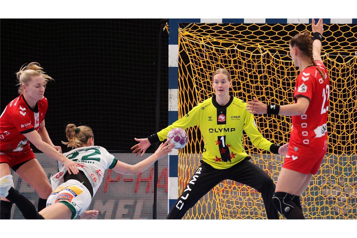 Meister startet mit Kanter-Derbysieg in die Play-Offs Sina Ehmann tankt sich durch, Johanna Bundsen versucht den Ball abzuwehren.