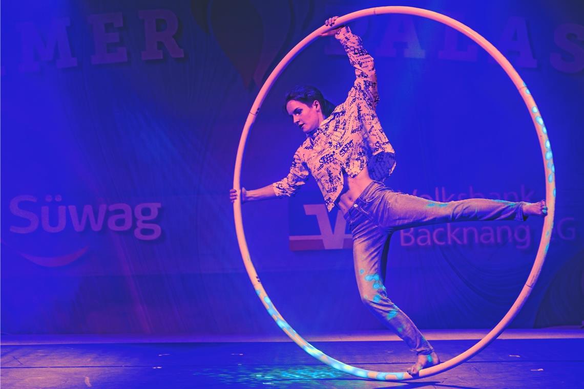Manegenzauber beim Sommerpalast-Varieté in Murrhardt Sina Kiekbusch am Cyr Wheel, das eine Form des Rhönrads mit nur einem Ring ist.