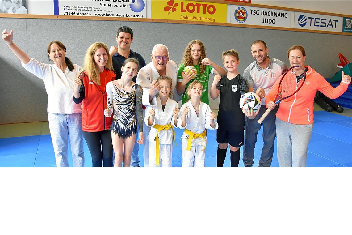 Familie Lamsfuß: Drei Generationen Sportbegeisterung Sind allesamt engagierte und begeisterte Sportler (von links): Anne Lamsfuß, Tina Goundas, Tim Lamsfuß, Philippa Goundas, Gerd Lamsfuß, Savina Goundas und Julia Lamsfuß (beide vorne), Leonie Lamsfuß, Ben Lamsfuß, Ioannis Goundas und Isabelle Lamsfuß. Foto: Tobias Sellmaier