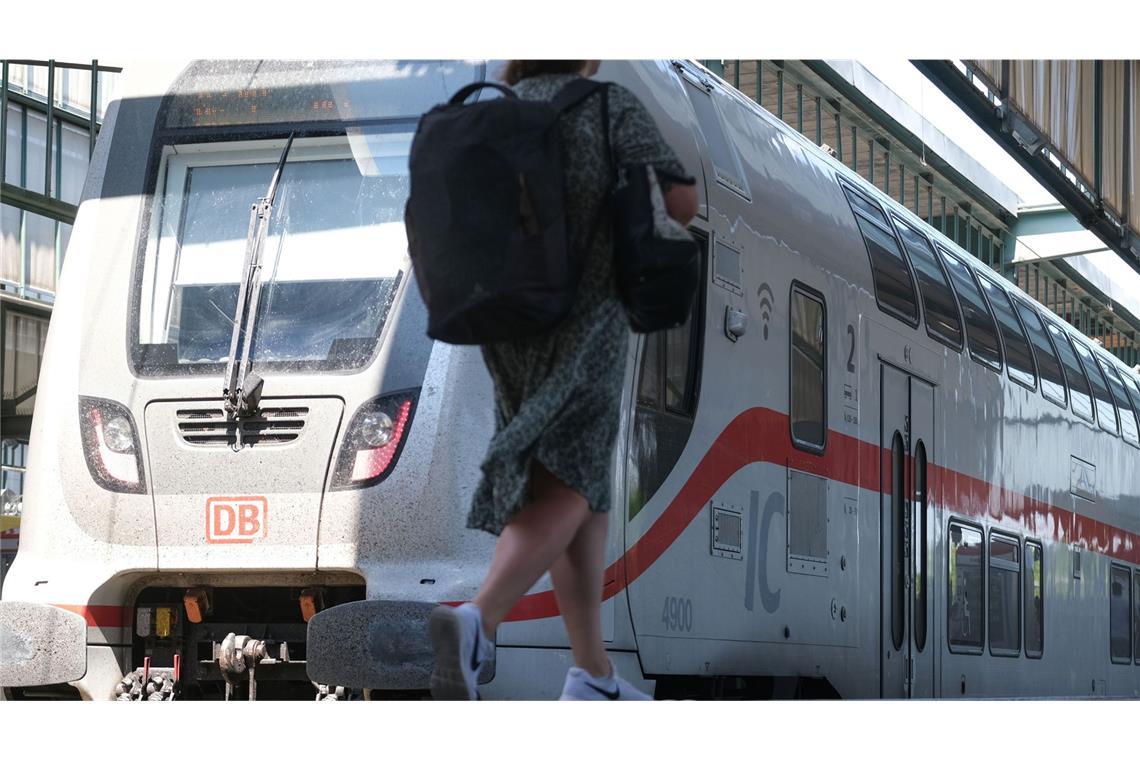 Deutsche Bahn kürzt im Fernverkehr Sind am Ende die Kundinnen und Kunden die Leidtragenden der Bahn-Kürzungen? Hier in Stuttgart