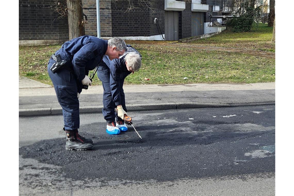 Polizeiauto in Flammen Sind da Reste eines Brandbeschleunigers? Spurensuche an der Brandstelle in der Balinger Straße.